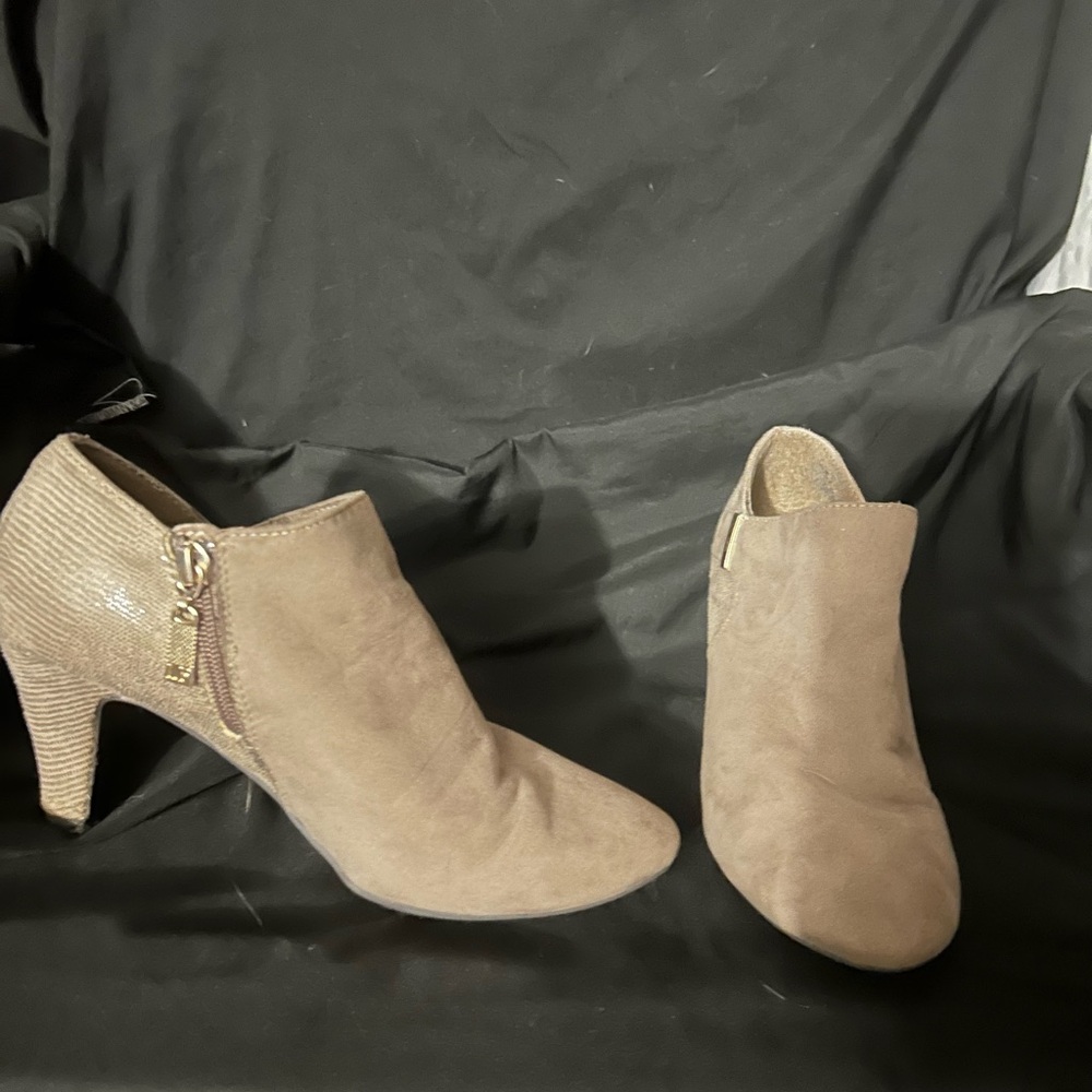Women’s angle boots